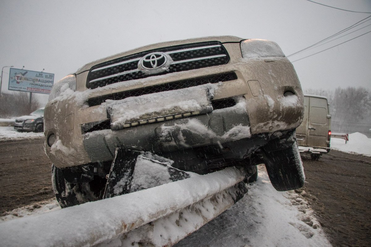 Водитель не справился с управлением и очутился прямо на отбойнике Водитель не справился с управлением и очутился прямо на отбойнике