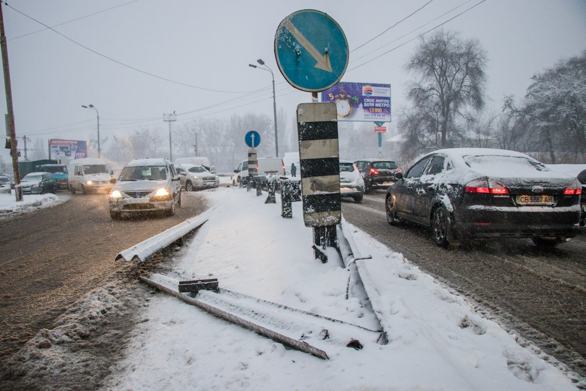 Сломанный отбойник так и остался лежать на разделительной полосе движения Сломанный отбойник так и остался лежать на разделительной полосе движения