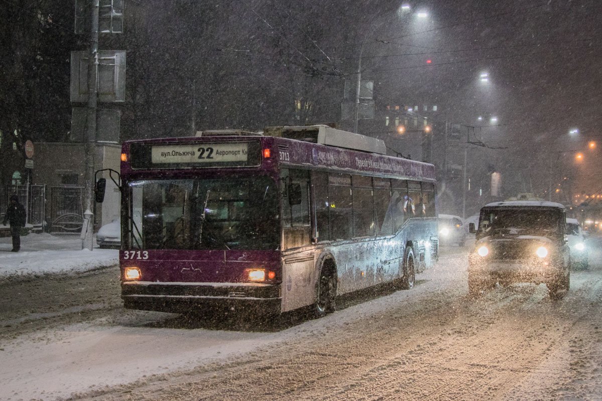 На Севастопольской площади на полном ходу сломался троллейбус №22