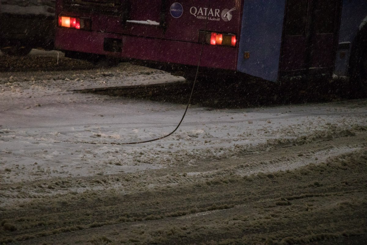 У "рогача" отсоединился от стрелы электропровод