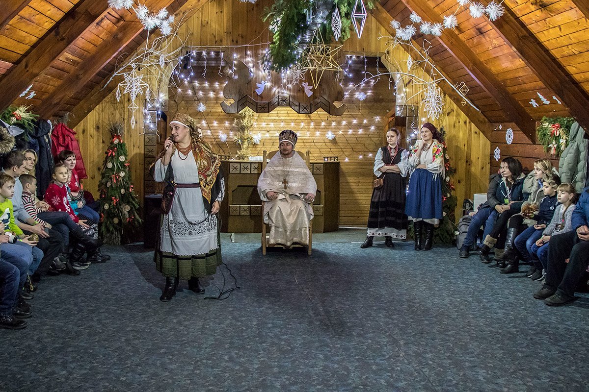  Детей вместе со взрослыми приглашают посетить праздничные представления и получить подарки за участие в них