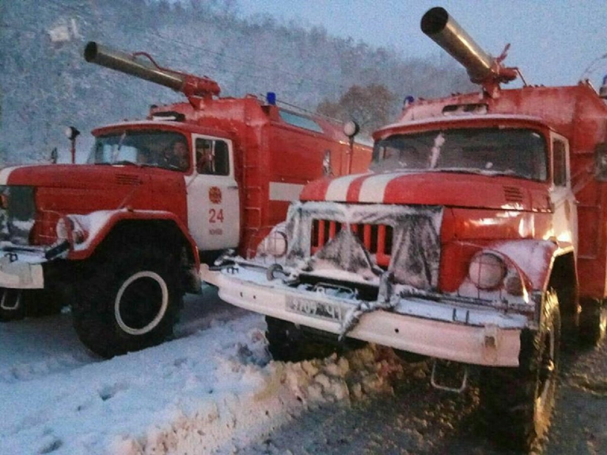 Спасатели присоединились помогать застрявшим в сугробах машинам 