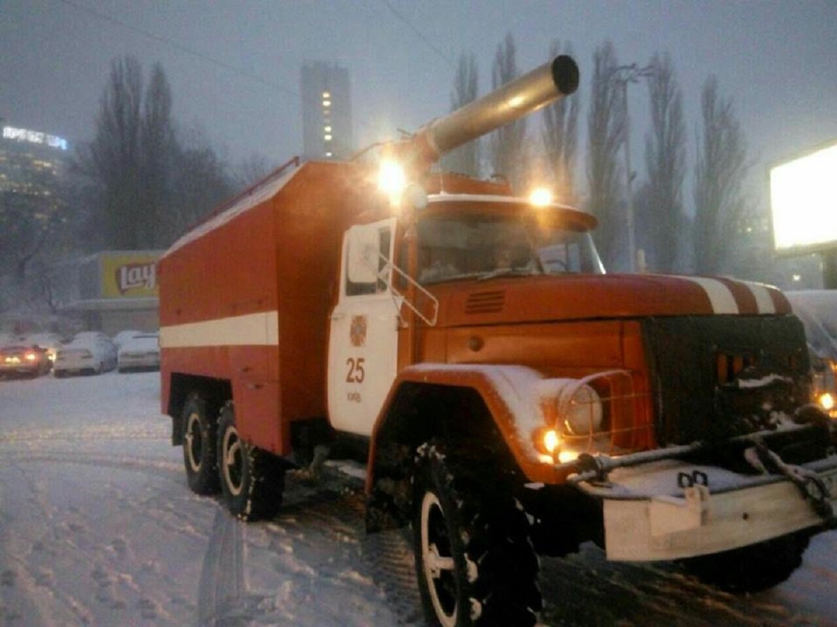 в Киеве дежурят 6 спецавтомобилей и 12 человек личного состава ГСЧС