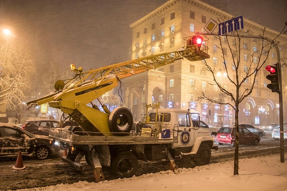 В Киеве порывом ветра оторвало светофор В Киеве порывом ветра оторвало светофор