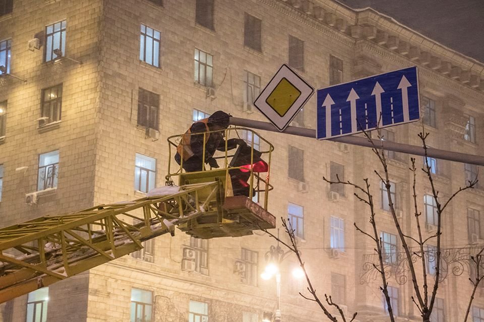 Регулировщик движения висел над проезжей частью на одном кабеле Регулировщик движения висел над проезжей частью на одном кабеле