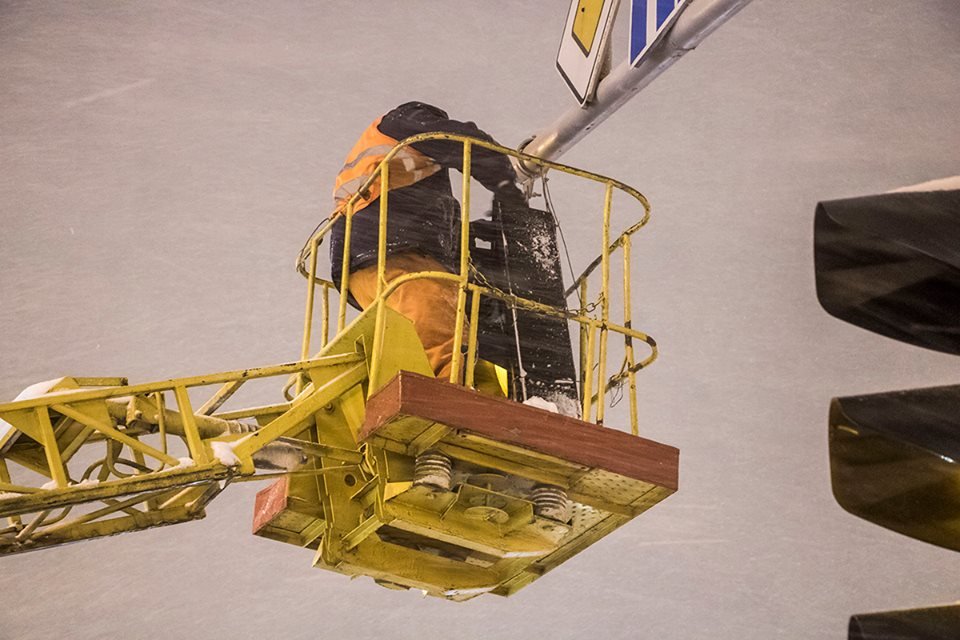 Коммунальщики устранили поломку спустя час Коммунальщики устранили поломку спустя час