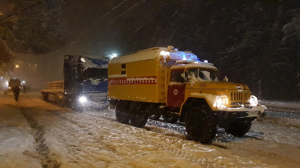 На Елены Телиги ночью застряли в сугробах троллейбусы