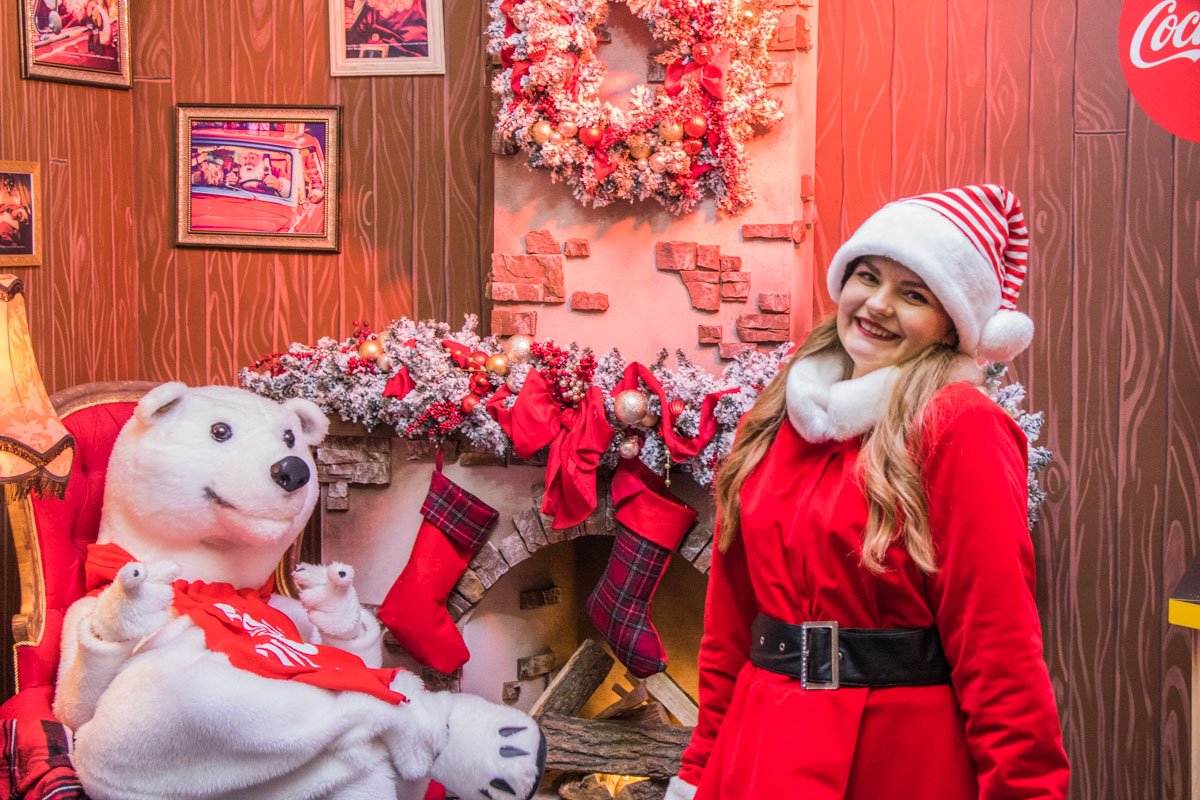 Милые эльфы с радостью обнимались и знакомились с детьми