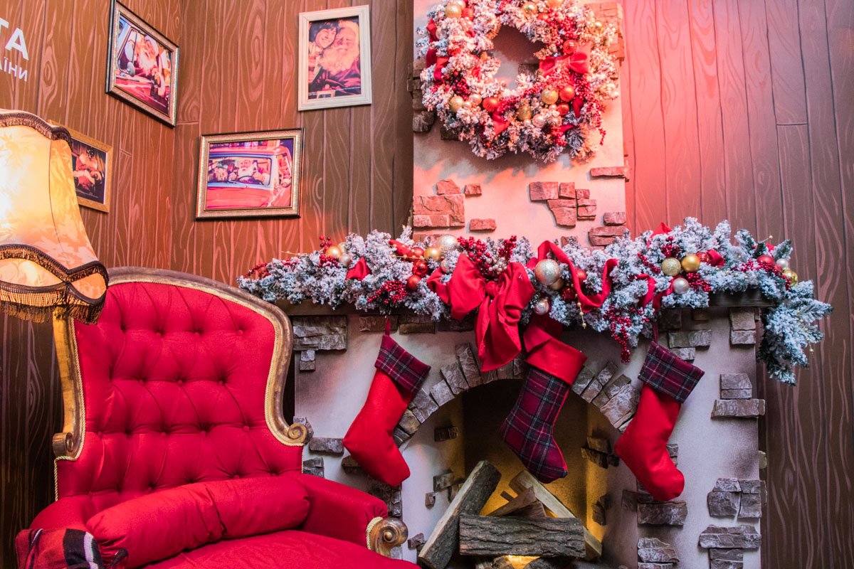 На фоне праздничной фотозоны можно сделать фото и сразу же его получить