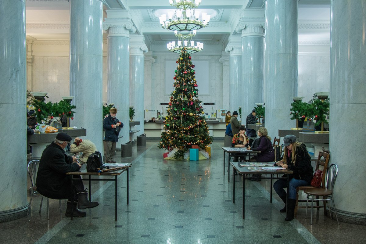 Во всех залах Главпочтамта царит атмосфера чуда