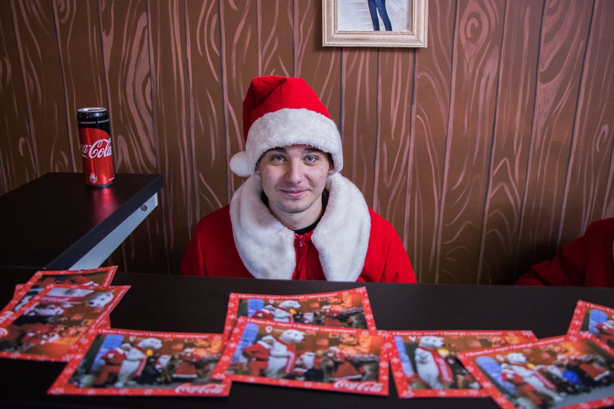 Голубоглазый новогодний гномик пожелал всем читателям "Информатора" счастья и любви!