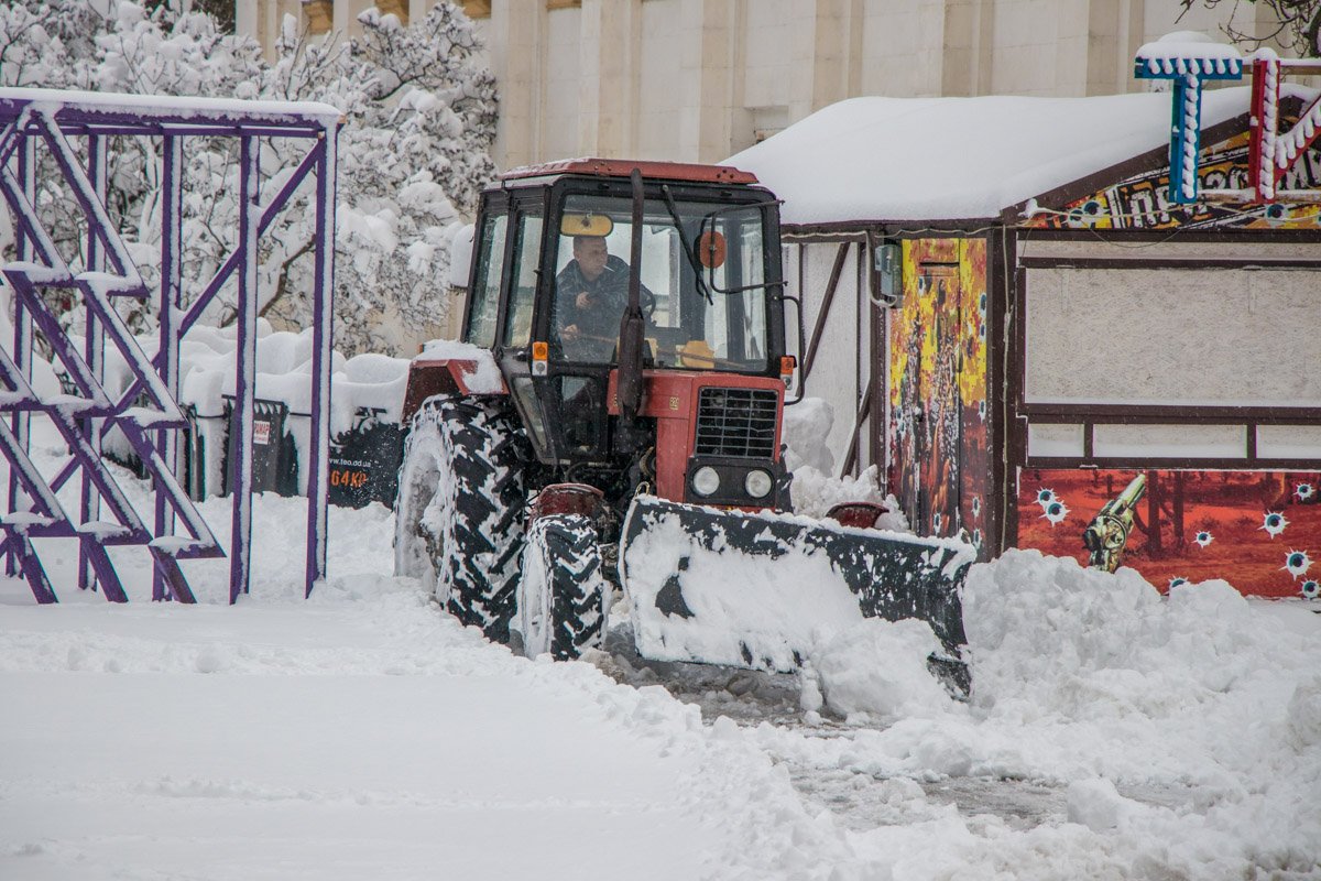 С такими снежными заносами справится только трактор 