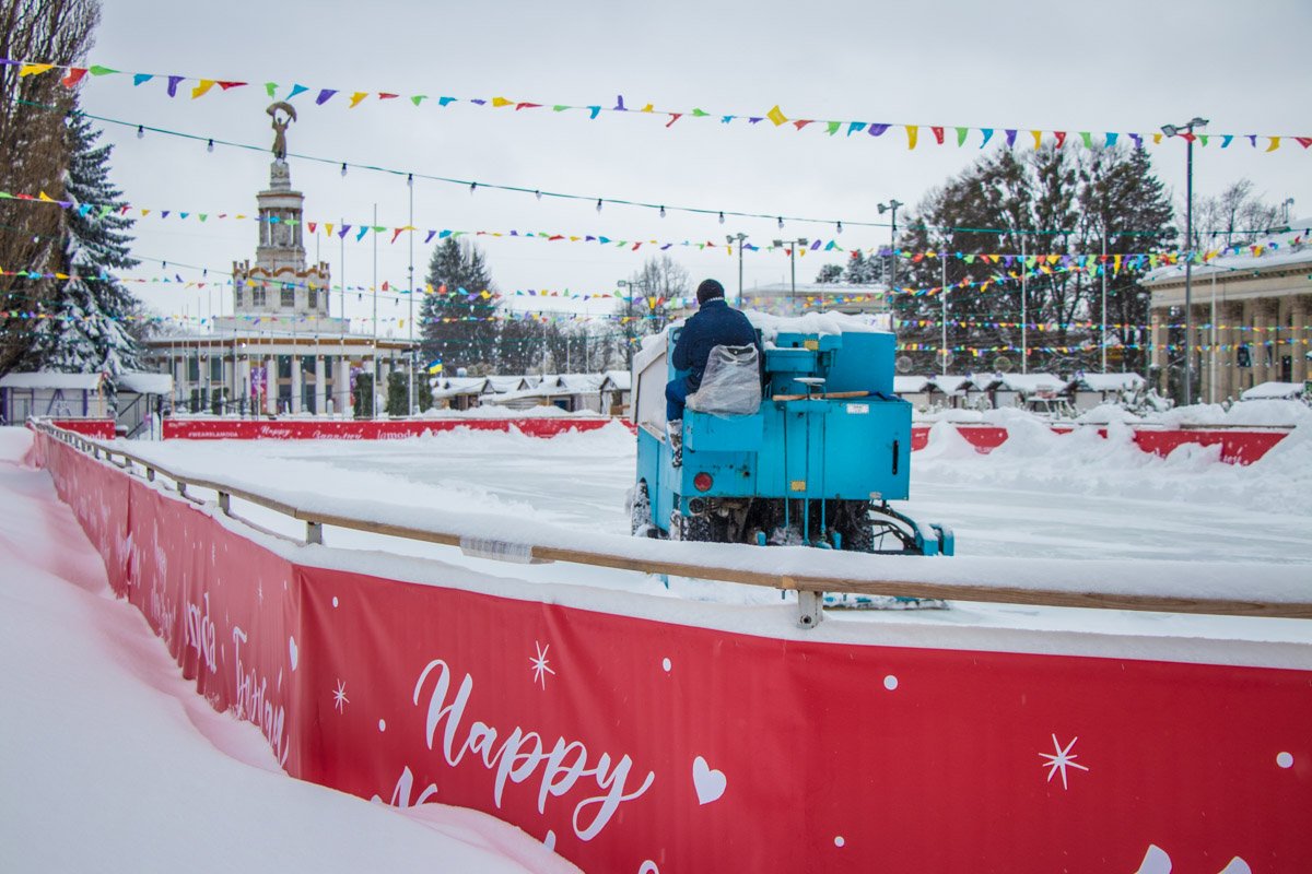 Расчищаем каток для "фигуристов" 