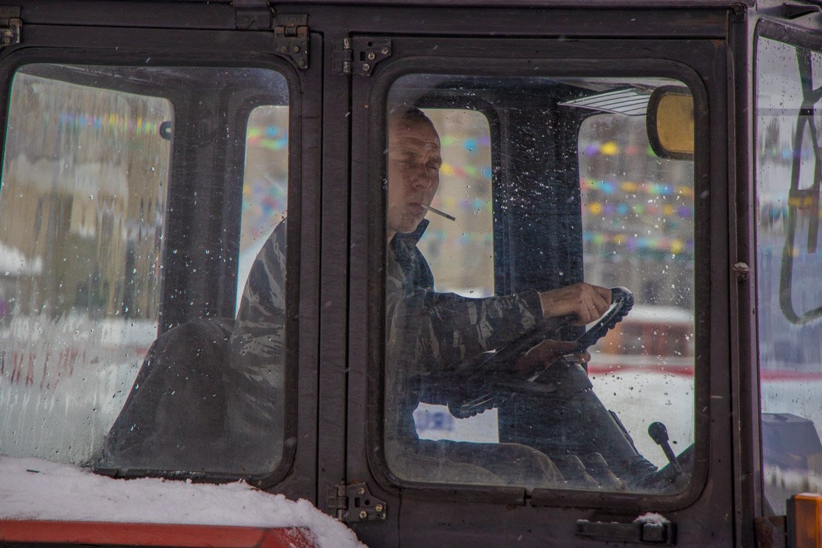 Работники выставочного центре настолько суровые, что снег перед ними отступает 