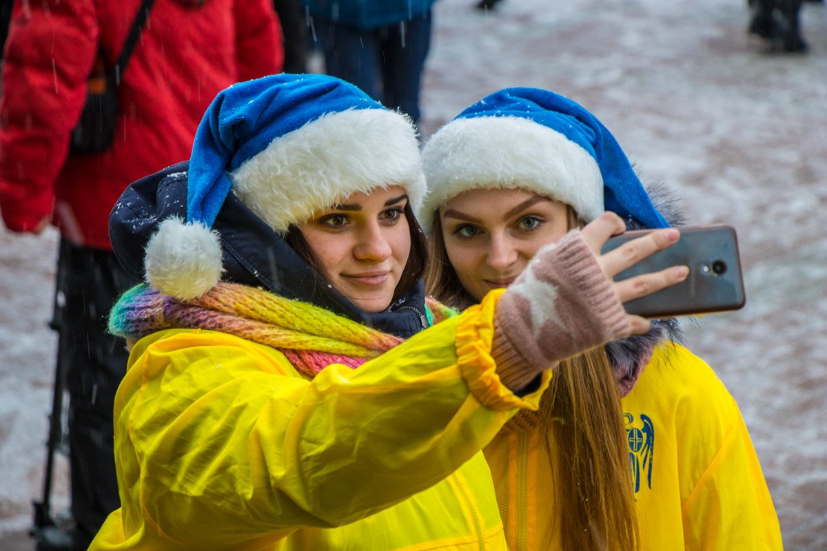 Несмотря на снег и холод, улыбчивые волонтеры дарили улыбки окружающим