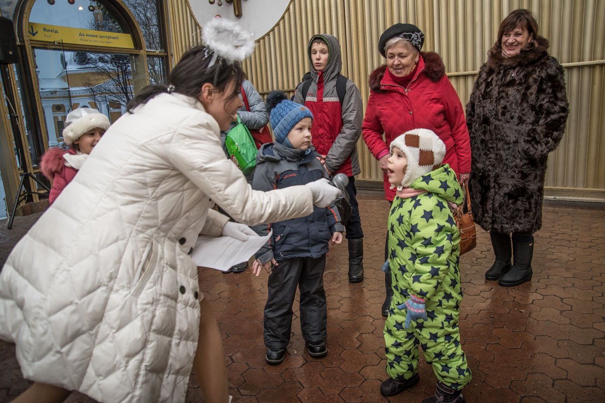 Возле фуникулера на Подоле Святой Николай и его помощники организовали для детей праздничную викторину 