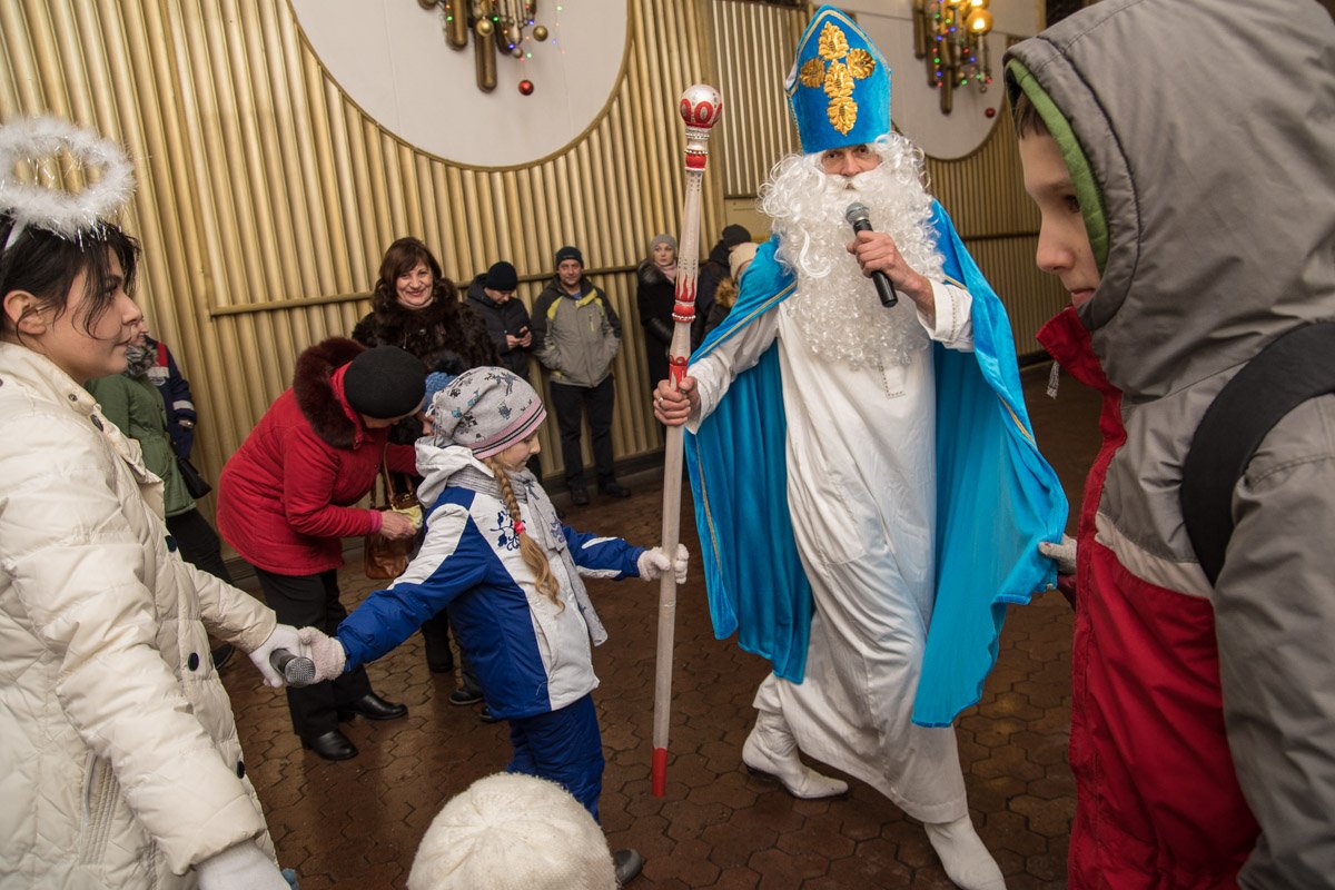 Дедушка водил вместе с маленькими гостями хороводы 