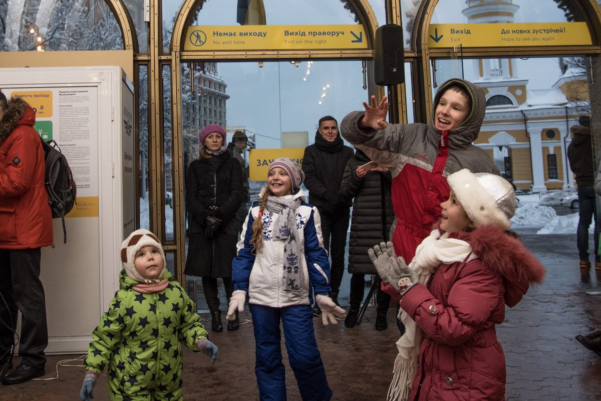 После развлечений детям показали принцип работы фуникулера 