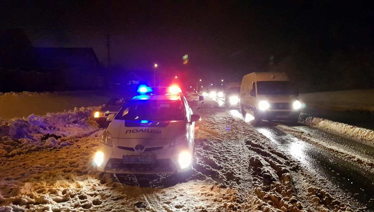 На место ДТП приехали полицейские