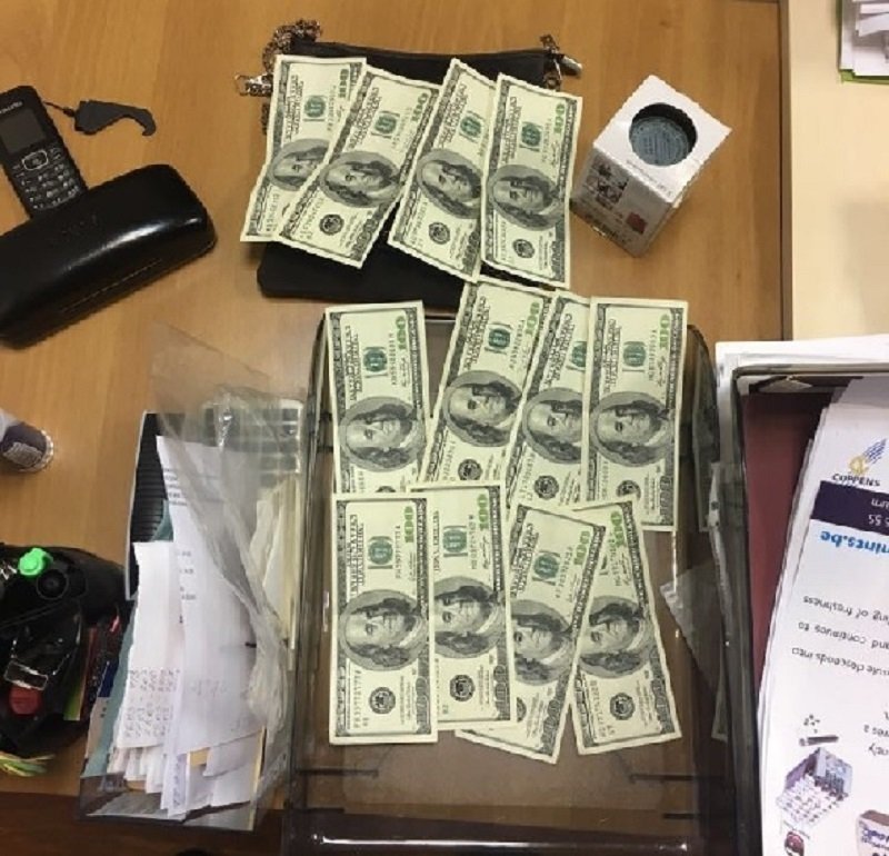 В Киеве директор ООО требовала от предпринимателя взятку - 1200 долларов В Киеве директор ООО требовала от предпринимателя взятку - 1200 долларов