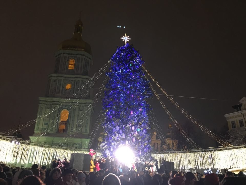 Вместе с праздничной елкой еще ярче засияли глаза киевлян и гостей столицы