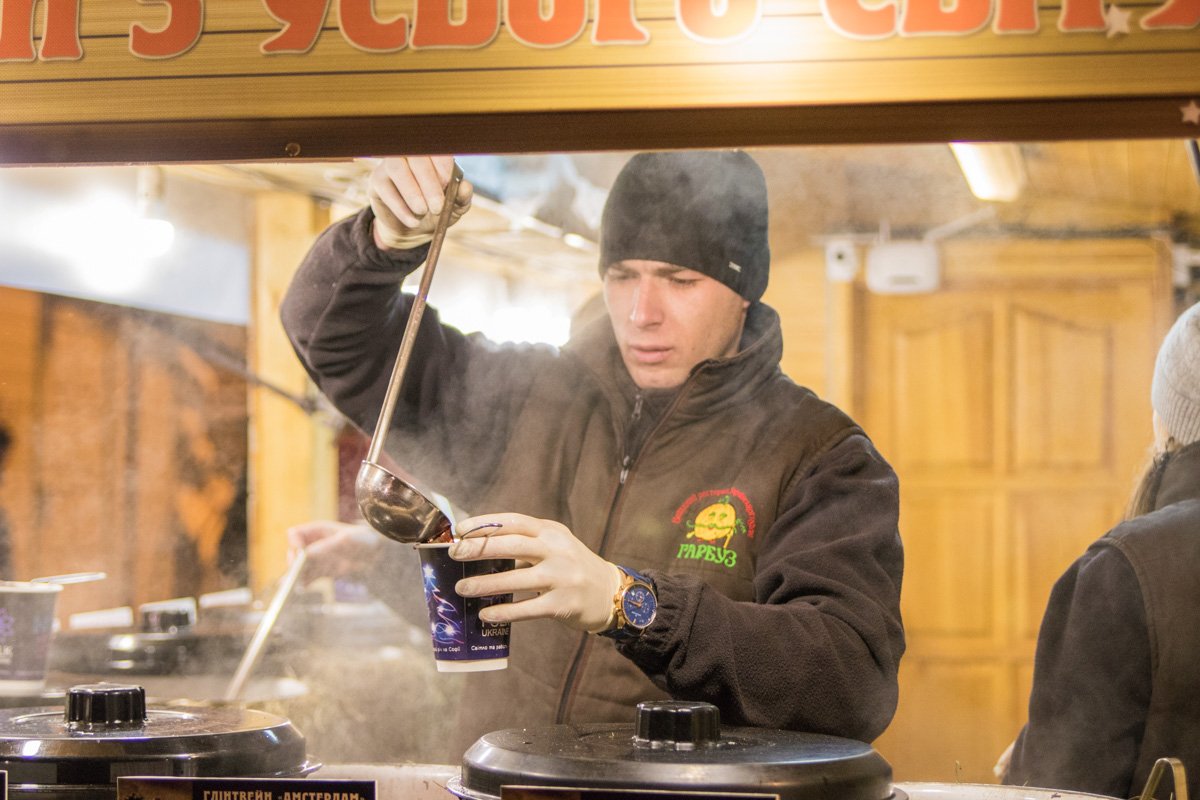 Глинтвейн наливали в стилизированные стаканчики