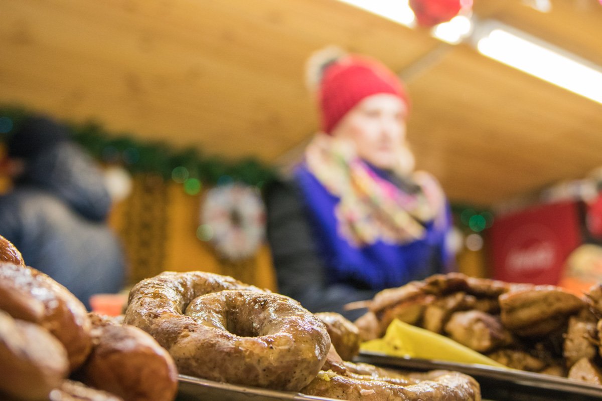 На прилавках много аппетитной еды