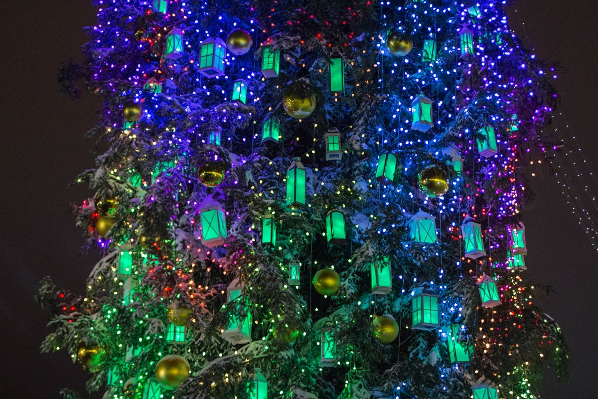 Елка переливается 15 тысячами оттенков