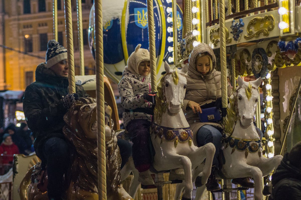 На Софийской площади можно покататься на карусели
