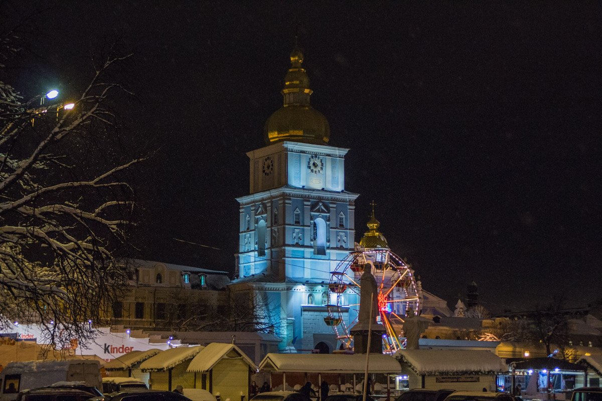 На Михайловской площади есть ярмарка и колесо обозрения