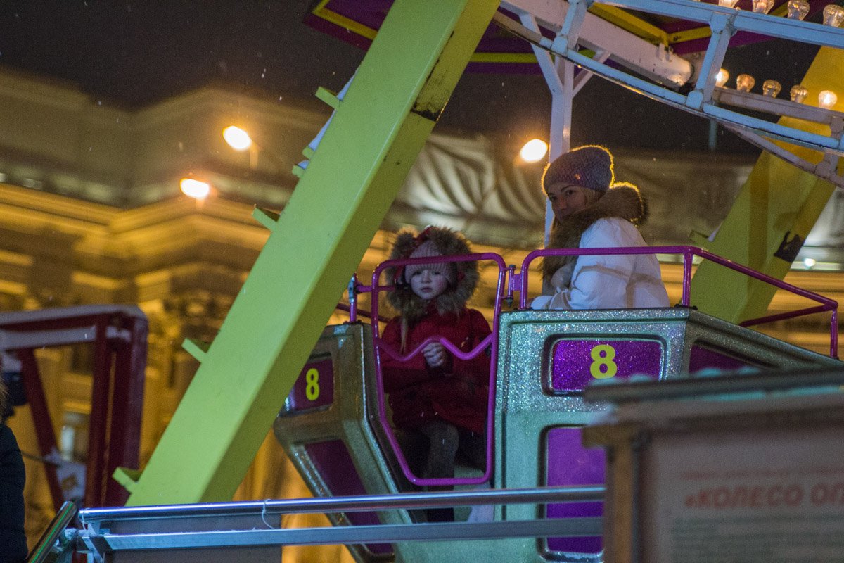 С колеса обозрения можно увидеть елку на Софии