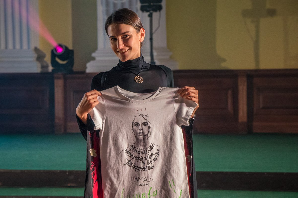 Футболку Jamala с ее автографом приобрели за 9 тысяч гривен