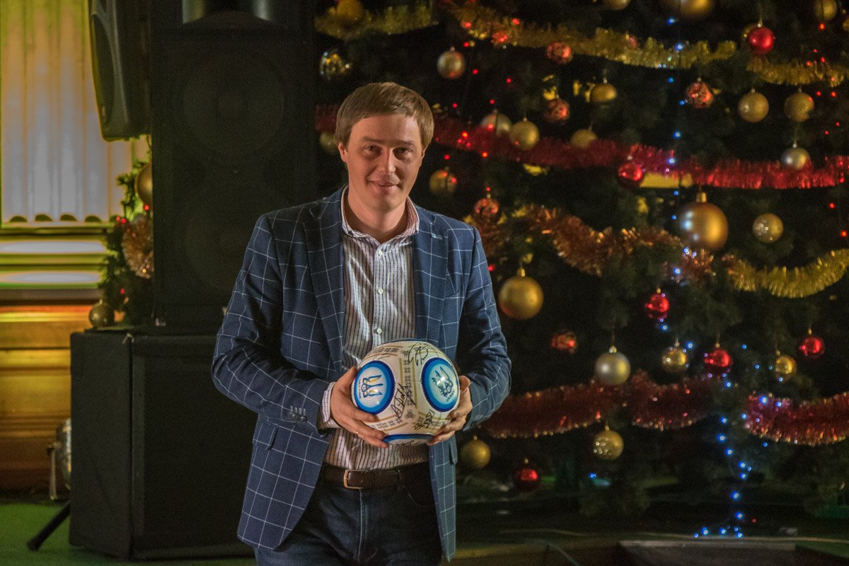 Мяч с автографами футболистов Сборной Украины