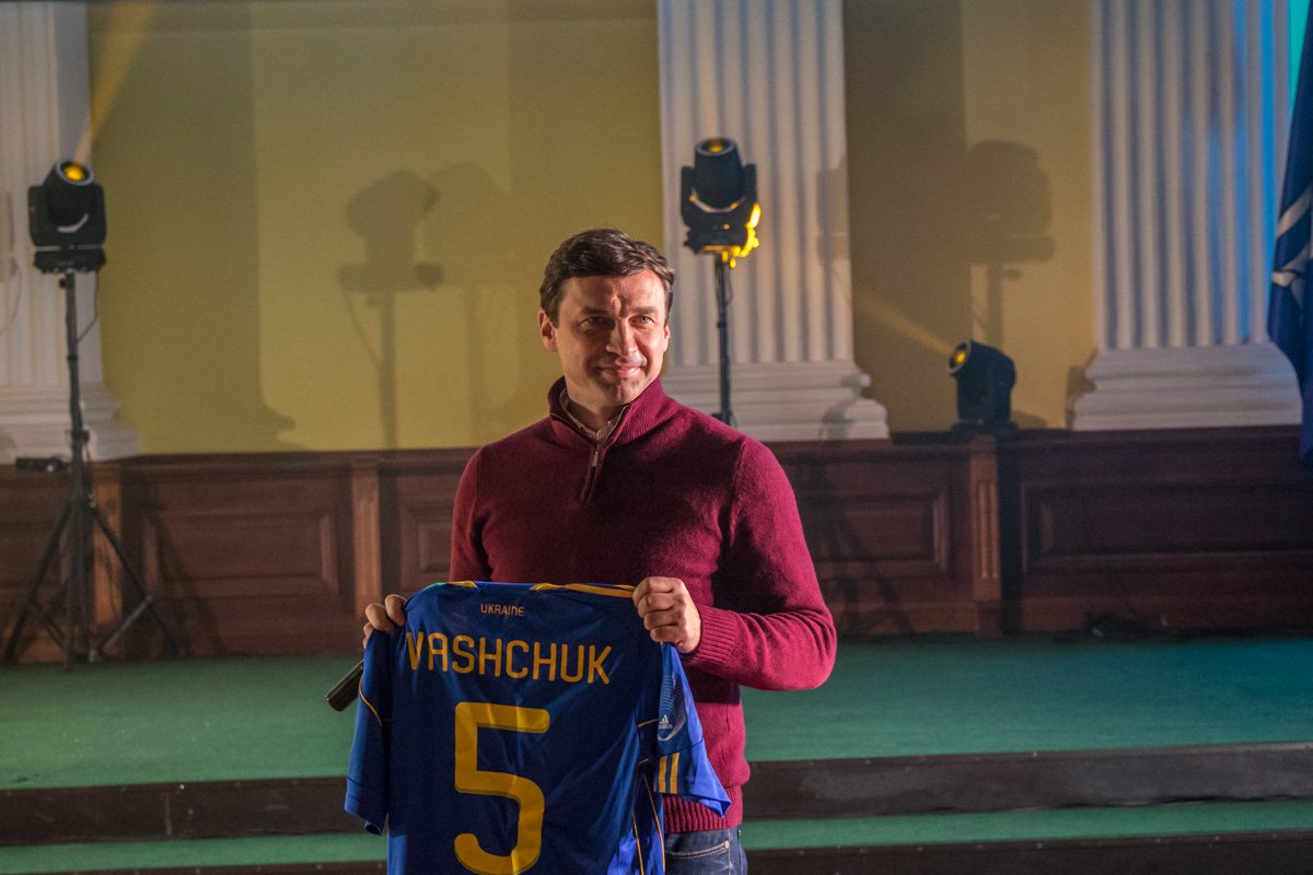 На аукционе футболист Владислав Ващук лично выставил свою футболку