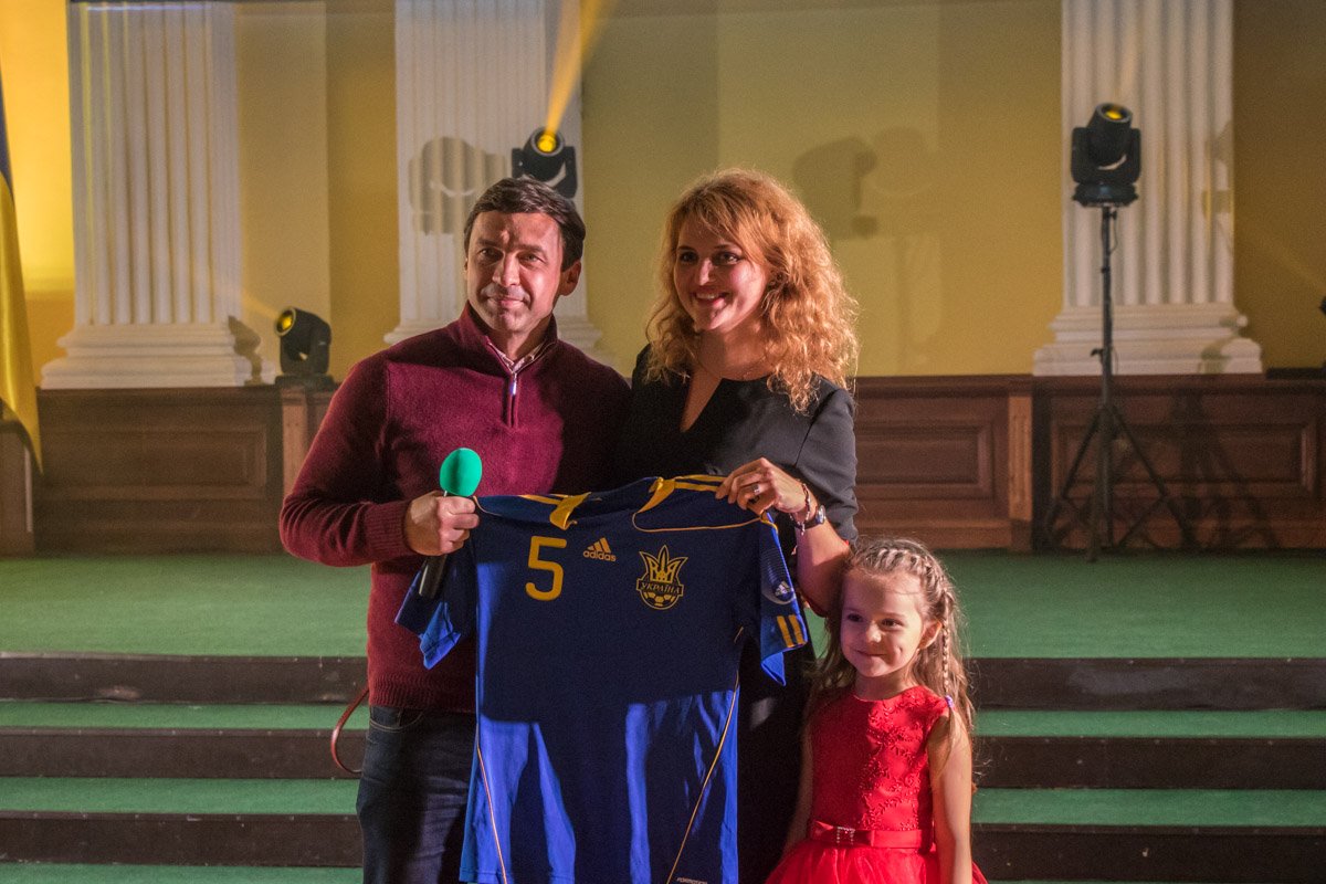 Футболку легенды украинского футбола приобрели за 10 тысяч гривен