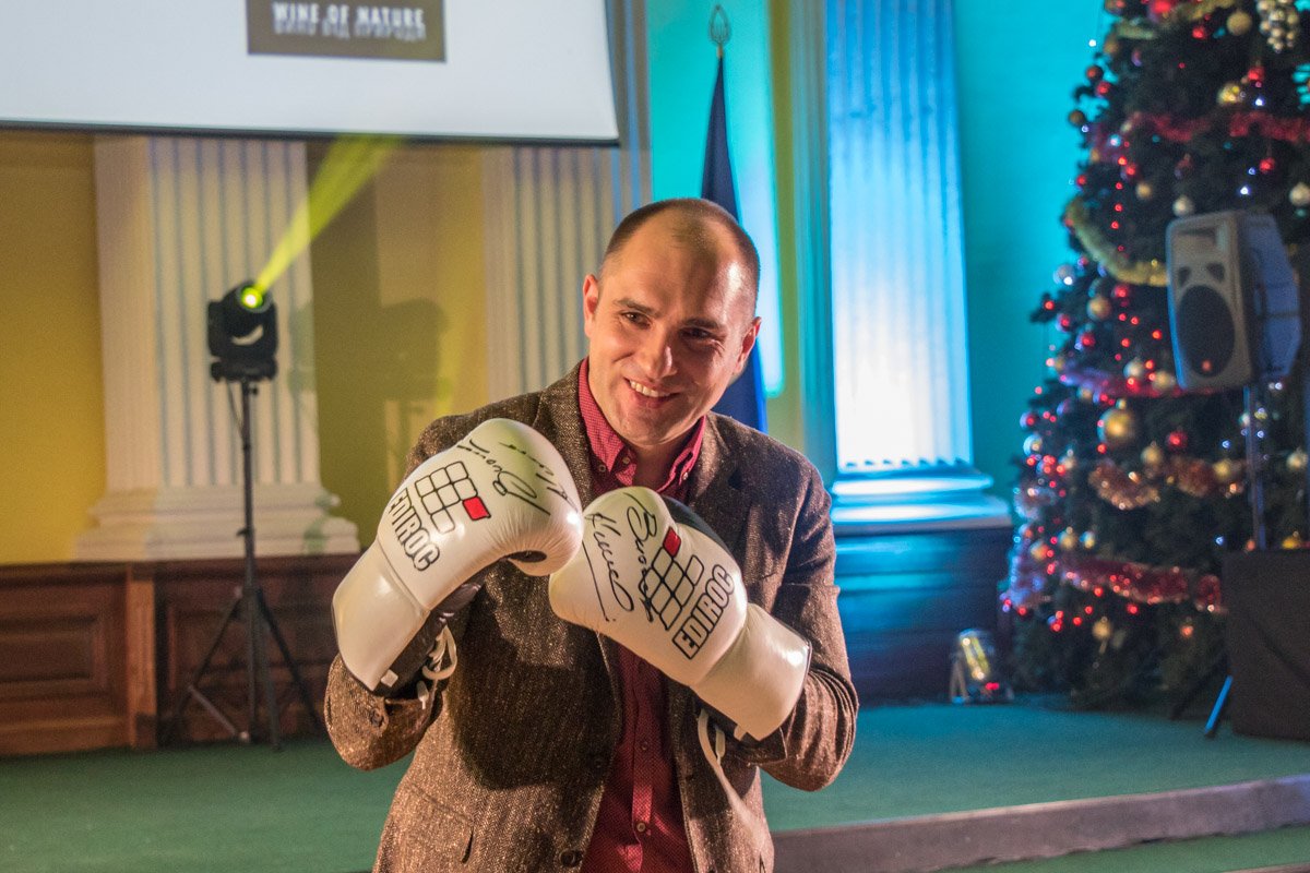 Лот, за который заплатили самую большую сумму - боксерские перчатки Виталия Кличко