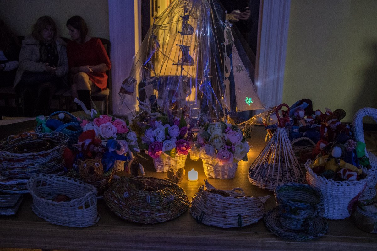 Поделки для ярмарки сделали дети, а полученные средства также пошли на благотворительность