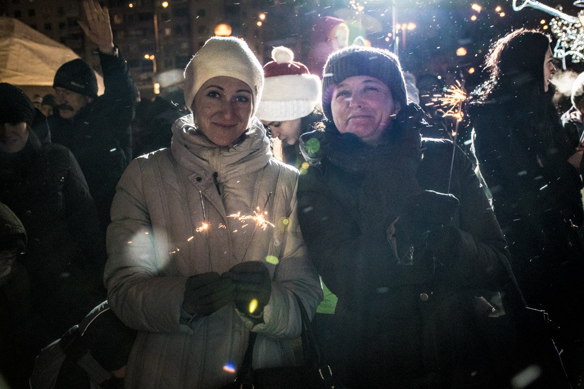 На Печерской площади одновременно зажгли 500 бенгальских огней