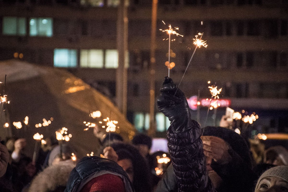 Огоньки зажгли на открытии новогодней елки Печерского района