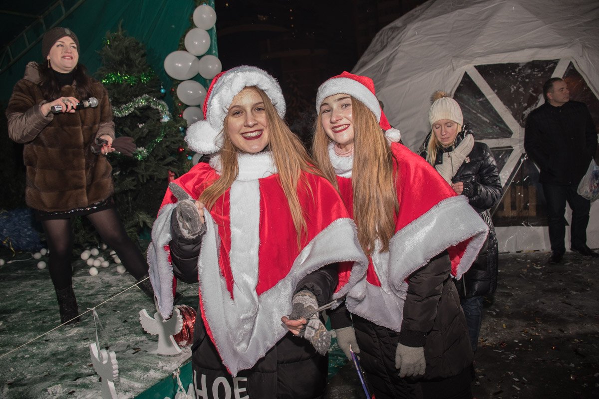 Также на площади работали девушки в костюмах Санты