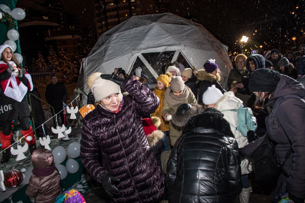 Гостям праздника раздавали снежки из ваты