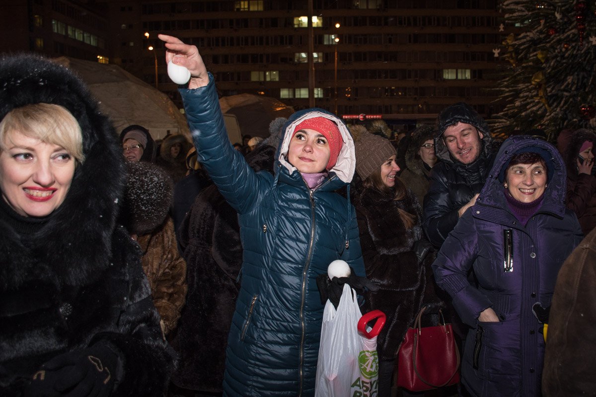 Они с удовольствием бросали снежки друг в друга