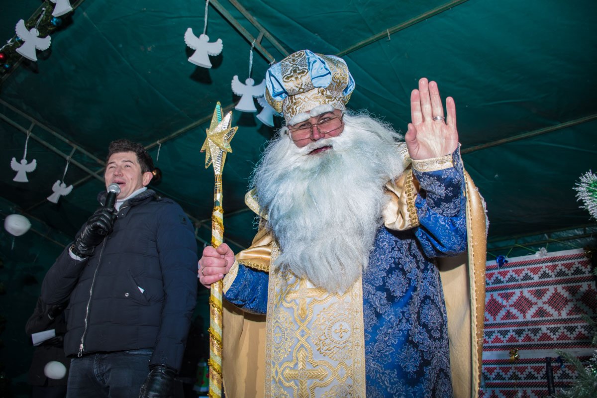 Также присутствующих поздравил Святой Николай