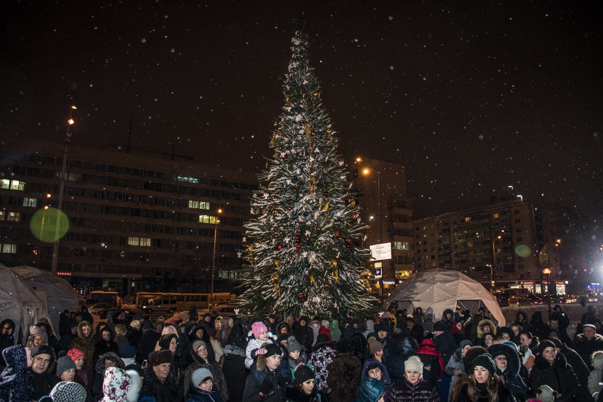 На площади зажгли главную новогоднюю елку Печерского района