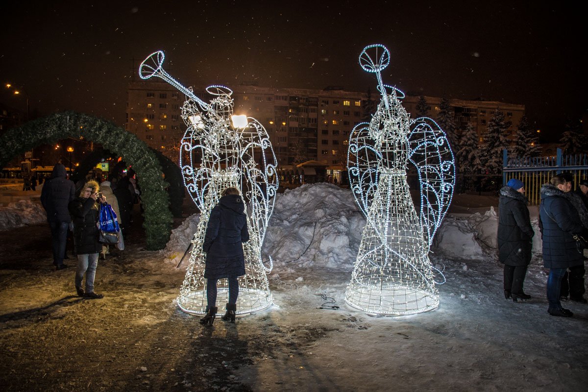 Его украсили праздничными световыми иллюминациями