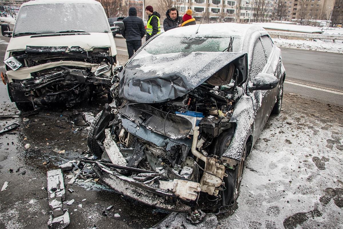В результате обе машины сильно разбитые, особенно их передняя часть