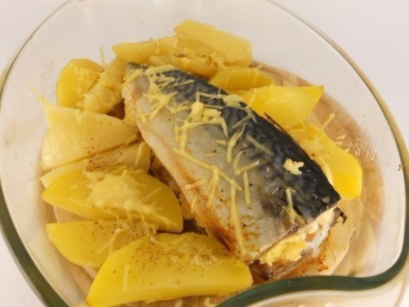 Запеченная скумбрия с сыром и картофелем