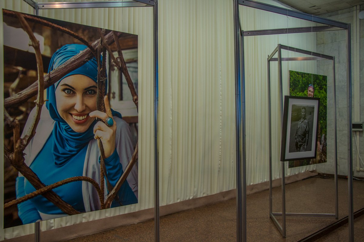 Выставка посвященная погибшему ветерану АТО Амине Окуевой