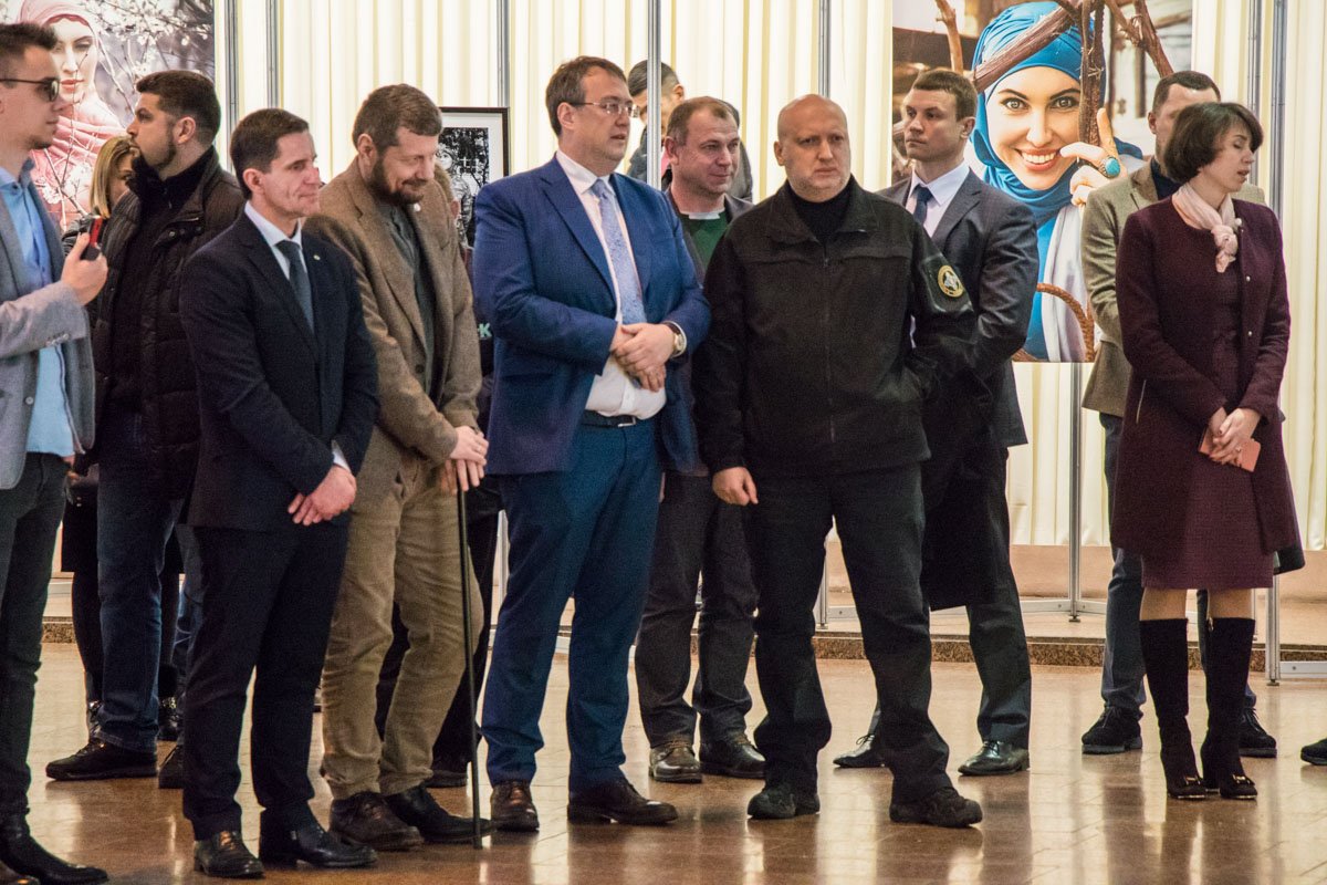 На открытии выставки присутствовали Зорян Шкиряк, Игорь Мосийчук, Антон Геращенко и Александр Турчинов