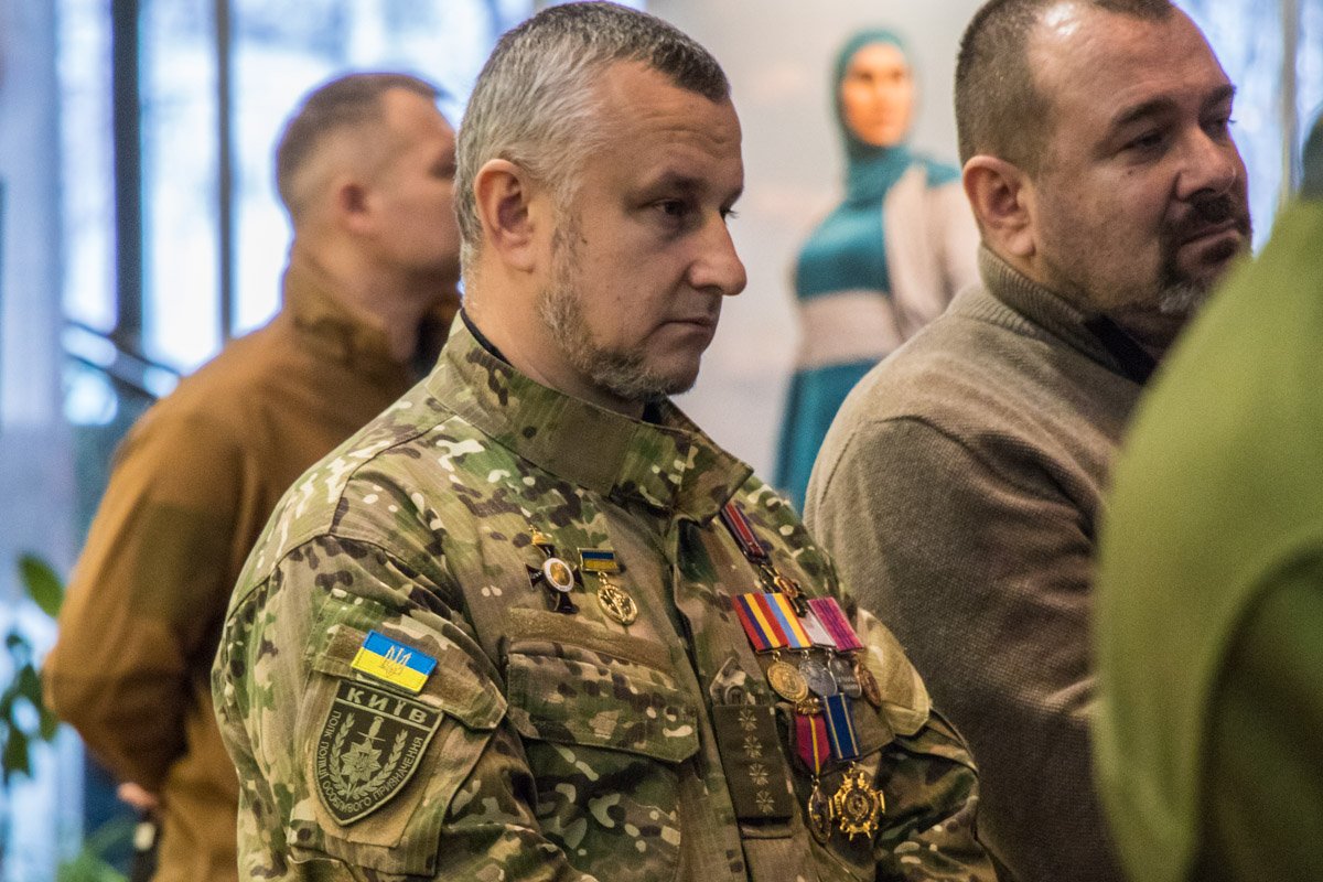 Фотовыставку посетили и военнослужащие, которые наверняка лично знали лейтенанта ВСУ